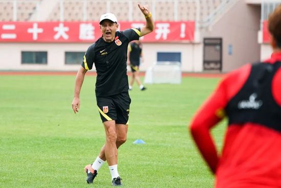 西甲-皇马1-0绝杀阿拉维斯纳乔染红巴斯克斯制胜西甲第18轮，皇马客场挑战阿拉维斯。